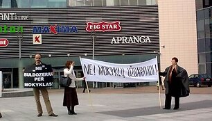 Pedagogų piketas prie savivaldybės