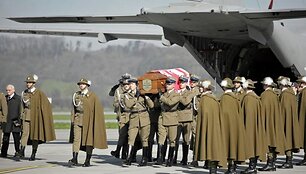 Prezidento L.Kaczynskio ir jo žmonos karstai Krokuvos oro uoste