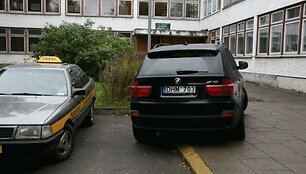 BMW prie rinkiminės apylinkės