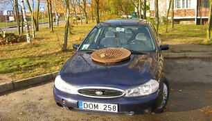 Fotopolicija: kanalizacijos dangčio mįslė