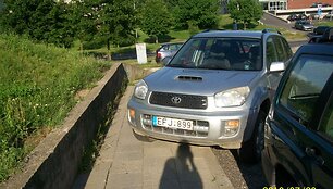 Fotopolicija, visureigis ant &scaron;aligatvio