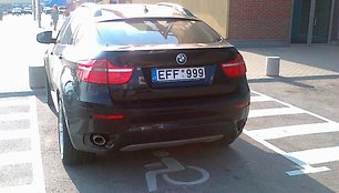 BMW X6 neįgaliųjų vietoje