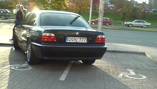 BMW neįgaliųjų vietoje