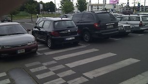 Automobilis ant pėsčiųjų perėjos