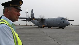 JAV karinis lėktuvas Vnukovo oro uoste