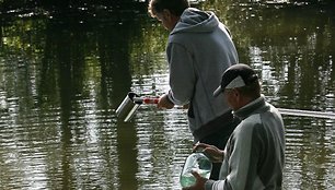 Aplinkosaugininkai ima Šyšos vandens bandinius