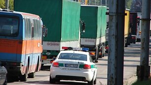 Policininkai važinėja juostomis, skirtomis miesto transportui