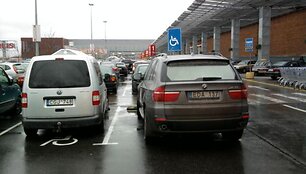BMW ir &bdquo;Volkswagenas&ldquo; prie prekybos centro &bdquo;Akropolis&ldquo;