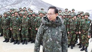 Pietų Korėjos kariniams apmokymams vadovavo prezidentas Lee Myung-Bakas