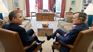Barackas Obama ir George'as W.Bushas 