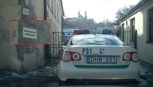 Policijos automobilis užstatė vartus