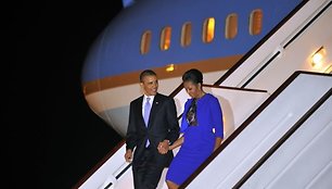 Barackas Obama su žmona Michelle Stanstedo oro uoste