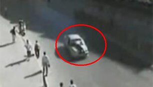 Bėglys policininką vežė ant kapoto 3 km