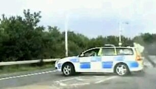 Didžiosios Britanijos greitkelyje policininkas sulaikė nusikaltėlį. 