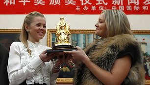  V.Putinui skirtą prizą perėmė Jekaterina Dachova (kairėje) ir Marija Osta&scaron;eako 