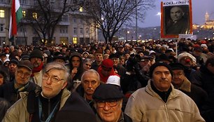 Valdančioji „Fidesz“ partija radikaliai keičia pagrindinius šalies įstatymus, nepaisydama tūkstančių vengrų protestų.