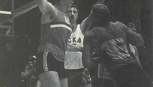 Aik&scaron;telėje Aleksandrui Sizonenkai (su kamuoliu) neteko susidurti su auk&scaron;tesniais krep&scaron;ininkais.