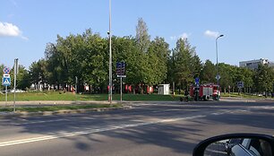 Gavus prane&scaron;imą apie gaisrą Santaros klinikose, į įvykio vietą i&scaron;siųstos gausios ugniagesių pajėgos.