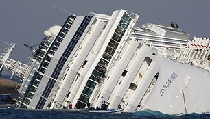 Gelbėtojai prie „Costa Concordia“