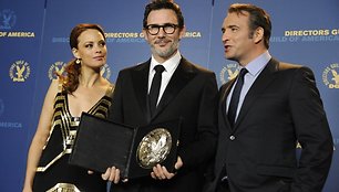 Michelis Hazanavicius (centre) su Amerikos režisierių gildijos apdovanojimu rankose