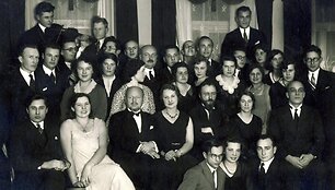 Matematikos-fizikos studentų draugijos arbatėlė, 1931 m. lapkričio 28 d. Centre: prof. Zigmas Žemaitis ir prof. Viktoras Birži&scaron;ka