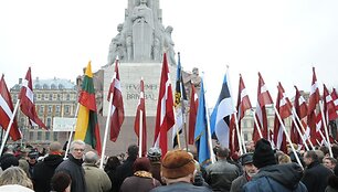 SS legionierių mitingas prie Laisvės paminklo Rygoje