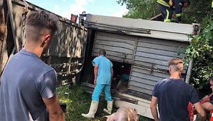 Greitkelyje Klaipėda&ndash;Kaunas vertėsi kiaules vežęs sunkvežimis
