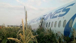Rusijos oro bendrovės &bdquo;Uralskie avialinii&ldquo; laineris &bdquo;Airbus А-321&ldquo; be važiuoklės sėkmingai nusileido kukurūzų lauke.