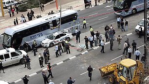 Teroristas policijos automobilį taranavo buldozeriu.