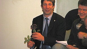 Antanas Nedzinskas dovanų gavo gėlę.