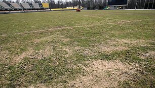 Ankstyvą pavasarį stadione žolės mažoka.