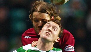 Robbie Neilsonas (su raudona apranga) nei&scaron;kentė ir surinko pinigus i&scaron; komandos draugų naujiems kamuoliams.