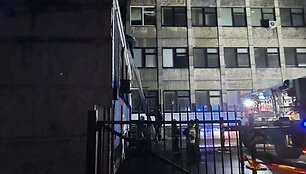 Ugniagesiai Demokratų g. &scaron;alia pastato, kuriame buvo kilęs gaisras