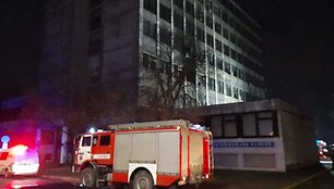 Ugniagesiai Demokratų g. &scaron;alia pastato, kuriame buvo kilęs gaisras