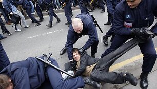 Olimpinio deglo ne&scaron;imas per Paryžių pernai baigėsi protestuotojų ir policijos susirėmimais.
