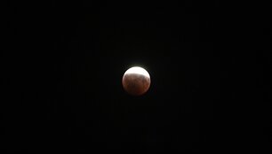 Rugpjūčio 17 d. Lietuvoje stebėjome dalinį Mėnulio užtemimą.