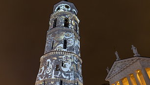 Šventiškai nušvitęs Vilniaus arkikatedros varpinės bokštas