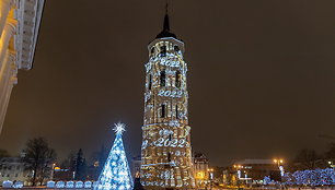 Šventiškai nušvitęs Vilniaus arkikatedros varpinės bokštas