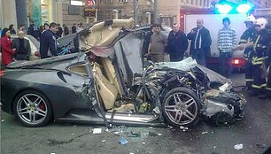 Mažiausiai trečdalį milijono eurų kainavęs &bdquo;Ferrari&ldquo; virto metalo laužo krūva.