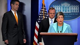 Janet Napolitano Baltuosiuose rūmuose paai&scaron;kino, kokių priemonių bus imtasi kovoje su kiaulių gripu.