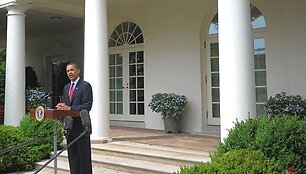 Barackas Obama Baltųjų rūmų fone