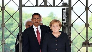 Barackas Obama ir Angela Merkel įžengia pro Buchenvaldo koncentracijos stovyklos varrtus.