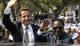 2007-aisiais Prancūzijos prezidentas Nicolas Sarkozy apsilankė Gabone ir susitiko su Omaru Bongo Ondimba.