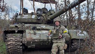 Ukrainos karys su trofėjiniu rusų tanku T-62M