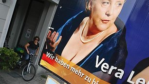 Angela Merkel rinkėjus iš plakatų vilioja ir didele iškirpte