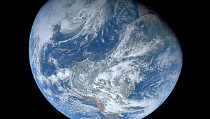 Pirmoji viso Žemės rutulio nuotrauka i&scaron; kosmoso, kurią padarė ne aparatas, o žmogus. Manoma, kad jos autorius &ndash; &bdquo;Apollo 8&ldquo; įgulos narys Williamas Andersas. Atstumas iki Žemės &ndash; 30 tūkst. kilometrų.