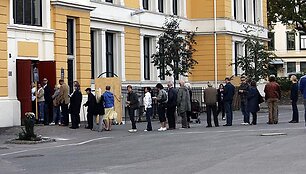 Rinkėjų eilė prie balsavimo apylinkės Osle