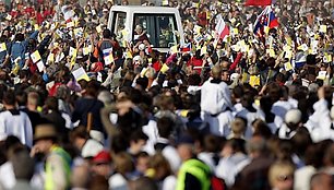 Tūkstančiai tikinčiųjų sveikina į Čekiją atvykusį popiežių Benediktą XVI.