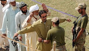 Pakistano kariai tikrina, ar tarp pabėgėlių nėra įsimai&scaron;ę Talibano kovotojų.