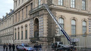 Policija nusikaltimo vietoje &scaron;alia mobilaus lifto, kuriuo pasinaudojo nusikaltėliai
